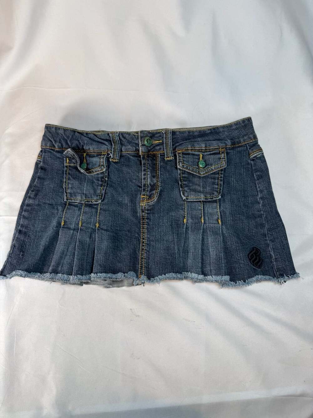 Rocawear Womens  Low-Rise Denim Mini Skirt with Cargo Pockets and Pleats Y2K 90s
